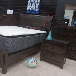 *Holiday Sale Event!!!*---Attractive Peter Queen/King Bedroom Sets---From $899!!!---Delivery And Financing👌