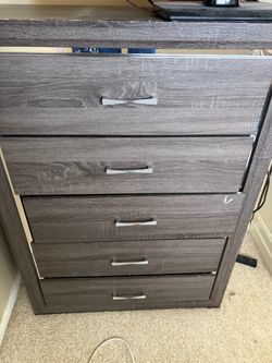 5-Drawer Dresser Gray Wood Grain