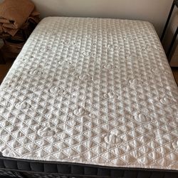 Like New Puffy Royal Hybrid King Mattress