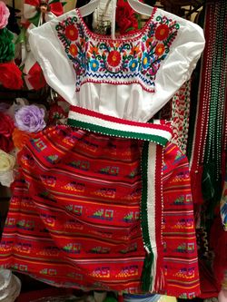 Hermosos set de niñas para el12 de Diciembre tallas 4,5 y 6 Artesania Mexicana