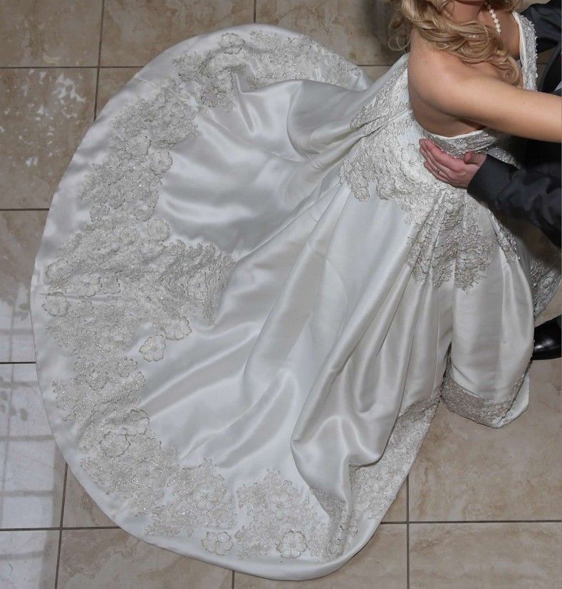 Oleg Cassini Bridal Gown, Ivory Strapless Beaded Lace Wedding Dress, size 4 6 US - www.joarbit.com Oleg Cassini Bridal Gown, Ivory Strapless Beaded Lace Wedding Dress, size 4 6 US - www.joarbit.com