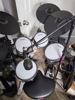 Donner DED-200 electronic drum set with amp