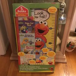 2010 Sesame Street Growth Chart, 5 Books 4 Room Decor Pieces And Stickers (NEW) Very Rare