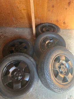 set aluminium wheels for toyota tundra 5 lugs size 18” good condition rims needed a tire