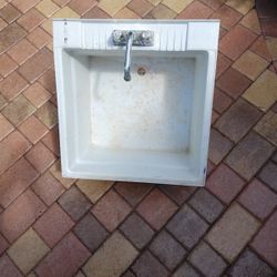 Preowned utility sink for laundry room no legs