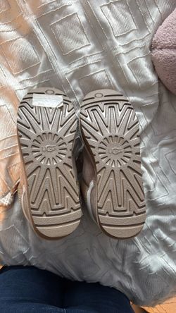 Woman’s ugh sneakers 9