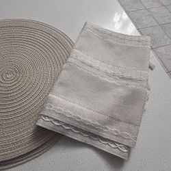 6 large placemats and a table runner - beige 