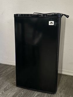 Black Igloo Mini Refrigerator