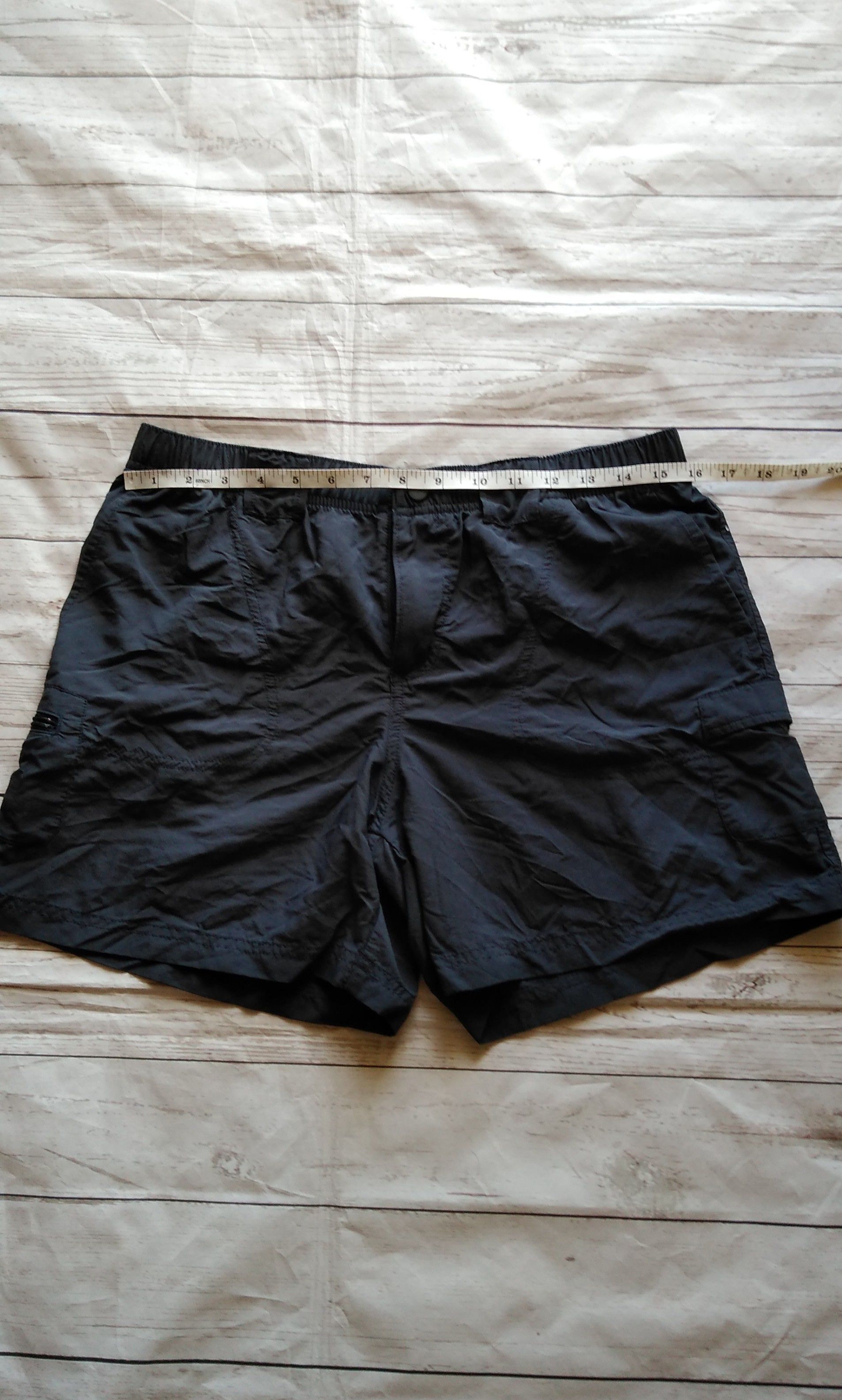 Beautiful Columbia Shorts , women's size M ( excellent condition )