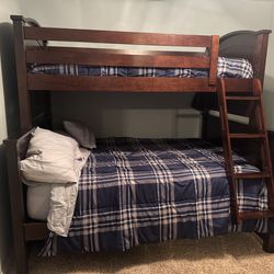 Bunkbed with mattresses