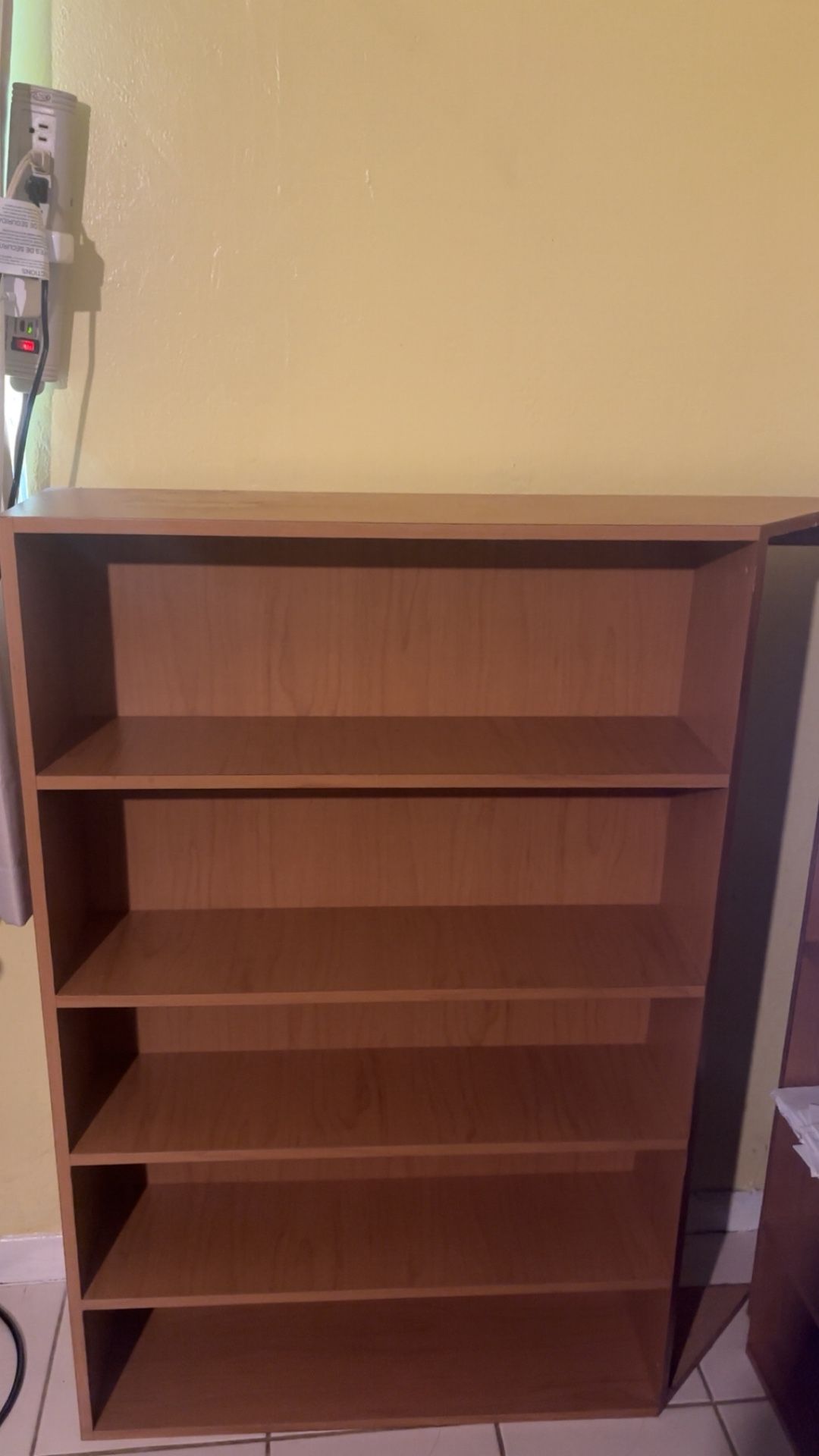 Corner book shelf