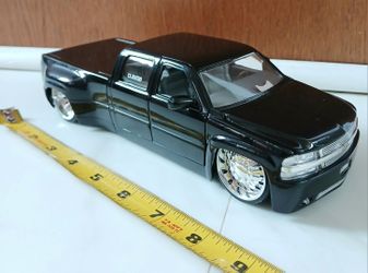 1/24 Scale Diecast 1999 Chevrolet Silverado  Pickup truck Model