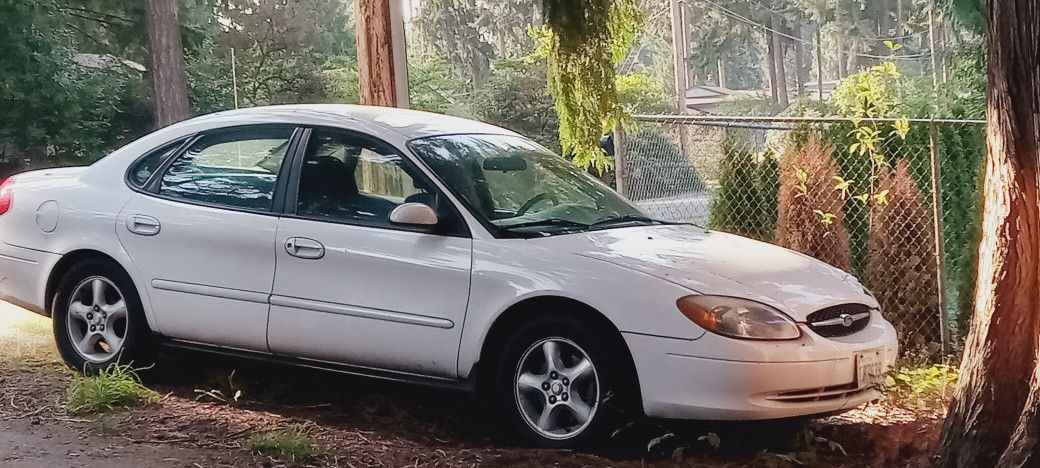 Selling Ford Taurus 1000.00 ObO