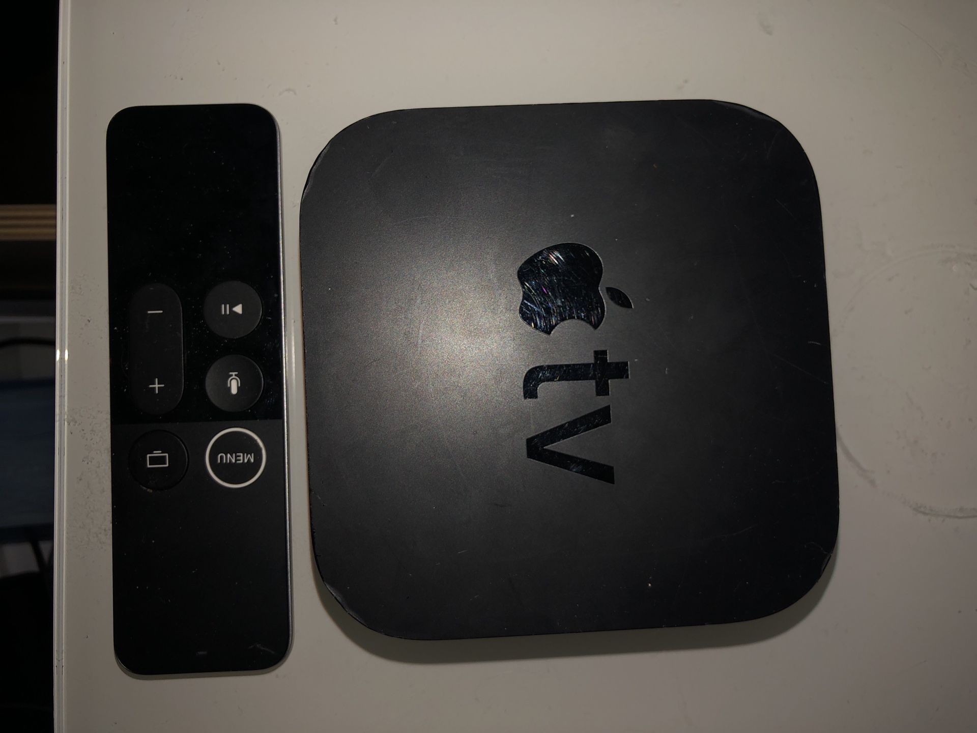 APPLE TV Gen 4 w/ Remote