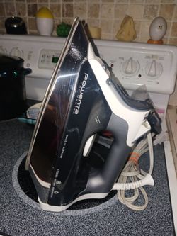 BRAND NEW ROWENTA STEAM IRON PAID 80+ SELL 18 FIRM