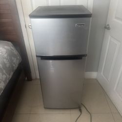 Mini Refrigerator - Magic Chef