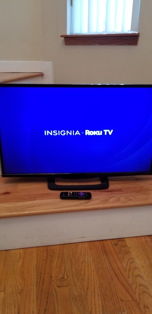 NEW cond INSIGNIA TV 40 INCHES , SMART TV. , WORKS EXCELLENT , IN THE BOX