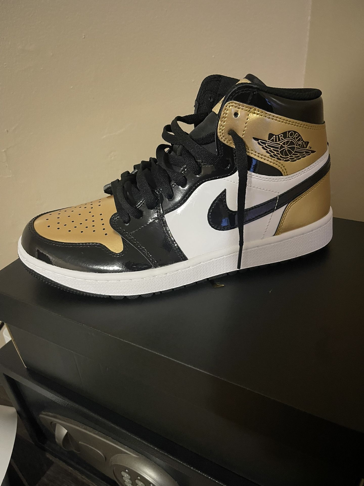 Jordan 1 Gold Toe  (M10) 