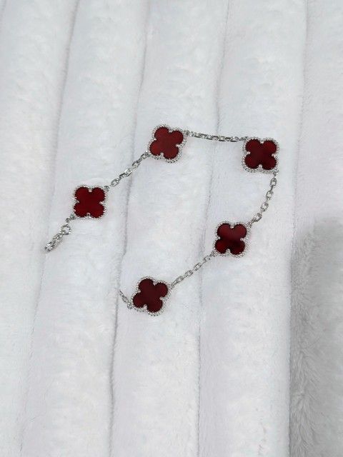 New Van Cleef Clover Bracelet In Carnelian Red 