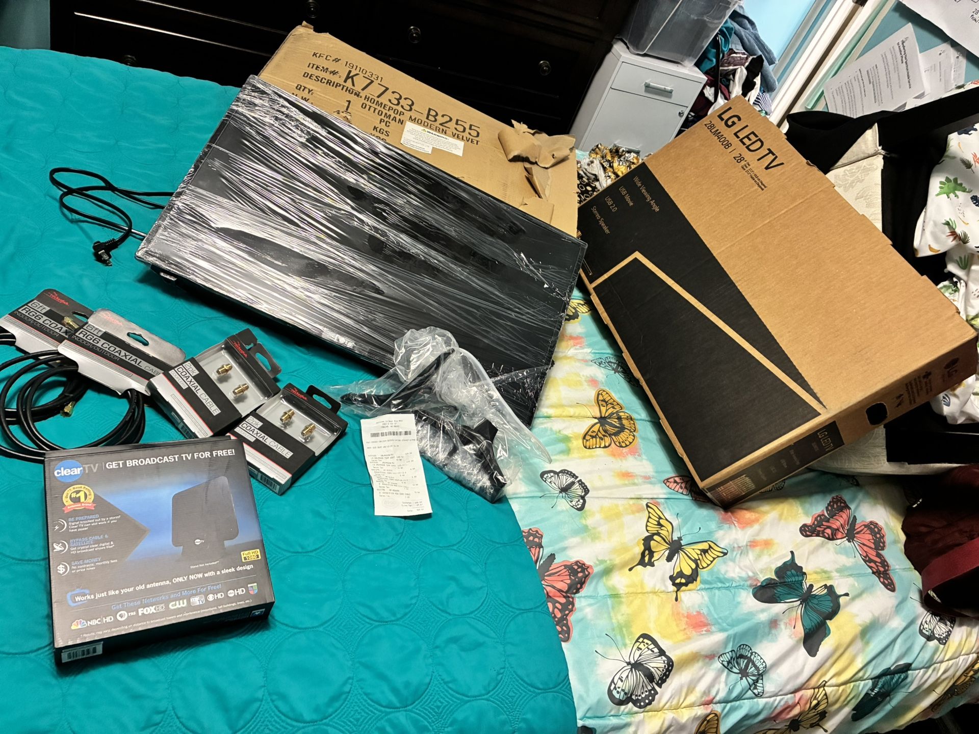 ❤️♥️❤️♥️❤️♥️💕 2—-28” tvs and accessories. $90 for the new TV that is not enclosed in its box and $120 for the TV that is still closed in its box. The