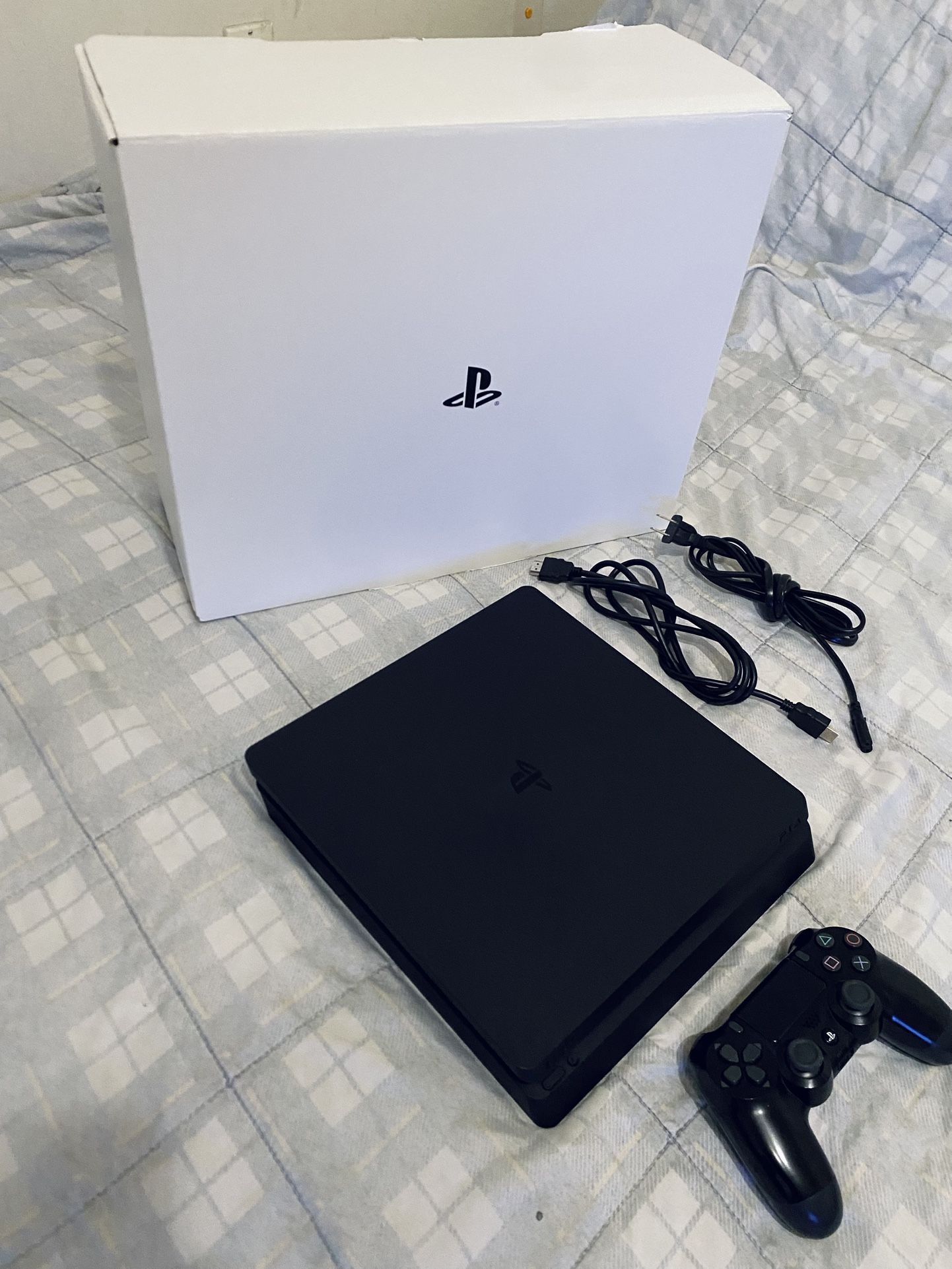 Sony Playstation 4 Ps4 Slim 1TB Near MINT condition adult owned complete with box fully functional like new. Please READ info check out PHOTOs