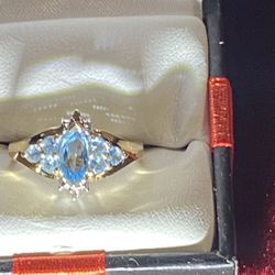 Aquamarine Solitaire  10k Yellow gold / 3 Stones On Each Side