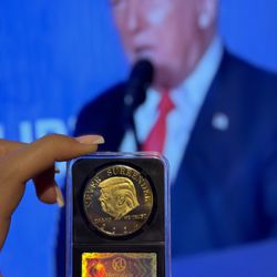 Trump Coin Trump 2024 Coin Never Surrender In Display Case 