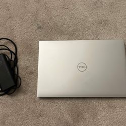 Dell XPS 17 (i7-10750H, GTX 1650Ti, 16GB RAM, 500GB SSD)
