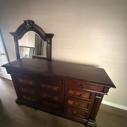 Dresser With Mirror 
