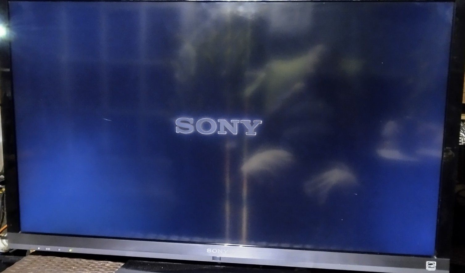 SONY TV 46" WORKS GREAT NICE PICYURE SLIM.
