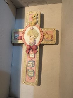 PRECIOUS MOMENT GIRL 1996. Enesco resin figurine Jesus loves me. Vintage baby gift. newborn wall hanging cross , baby room décor collectable