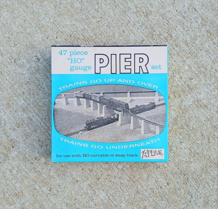 Vintage Atlas 47-Piece "HO" Gauge Pier Set