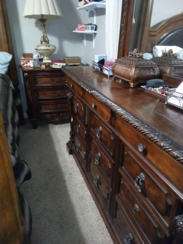 King Size 4 Poster Bed With 2 Nightstands And Dresser With Mirror