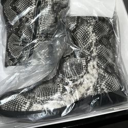 New With Box DKNY Snakeskin Womens Boots Size 8 