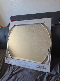 Wall Mirror.  (LAKE ELSINORE CA) 28 IN DIA (71.1cm)