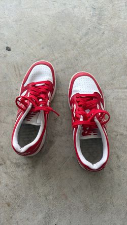 Tennis shoes