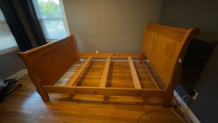 Full size sleigh bed in excellent condition