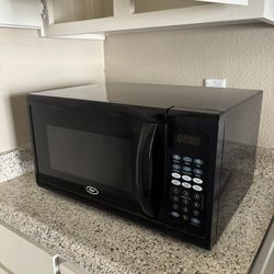 🖤 Oster Black Microwave Oven – 21” x 14” (Like New!)