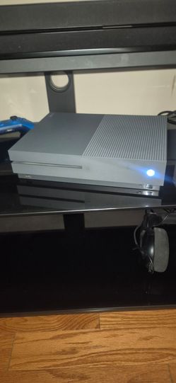 xbox one with 22 game 2 controllers