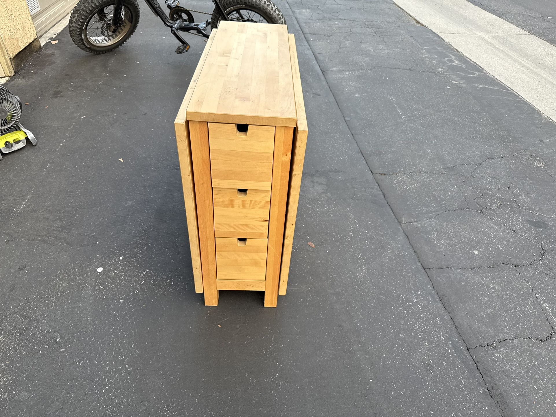 Foldable table