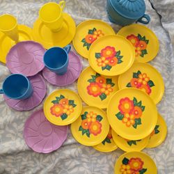 VINTAGE KIDS PLAY DISHES/ TEAPOT