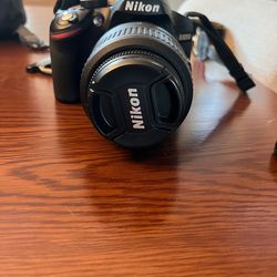 Nikon camera 3200 with flash and bag