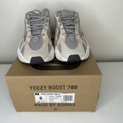 YEEZY 700 V2 CREAM DS NEW SIZE 6