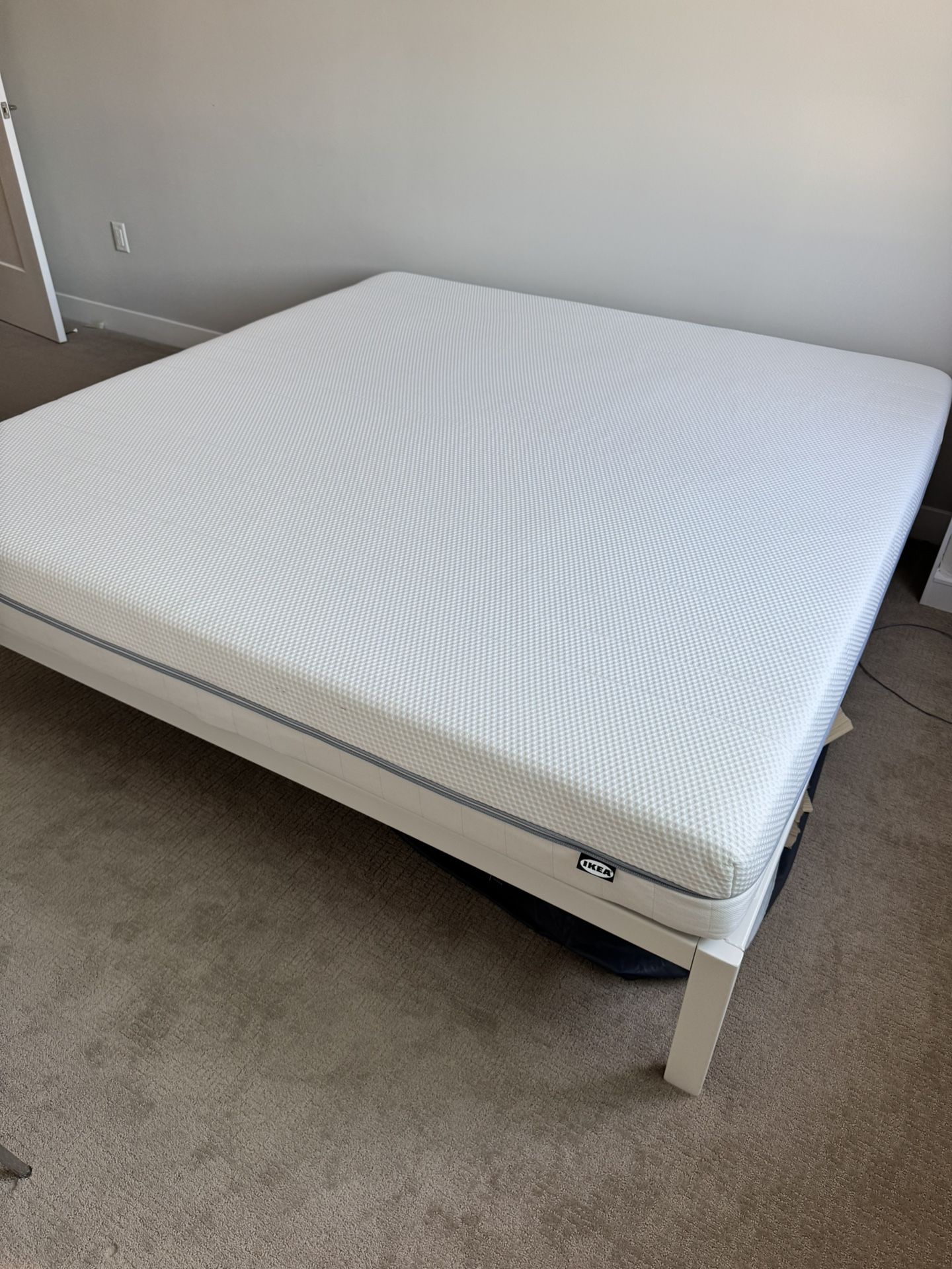 King Size No Stain Mattress And White Metal Havy Duty Bed Frame King Size