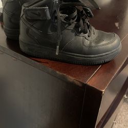 Nike Boys 1 Y Basically Look New