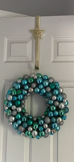 Holiday wreath and gold tone hangar