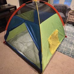 Toddler tent with crawl tunnel 