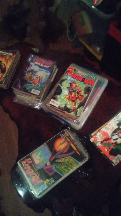 Comic Books 150 DC & 125 Marvel Between 1990s To Early 2000s