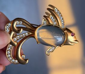 HARRICE SIMONS MILLER HM 1999 GOLDTONE LUCITE JELLY BELLY RHINESTONE FISH BROOCH