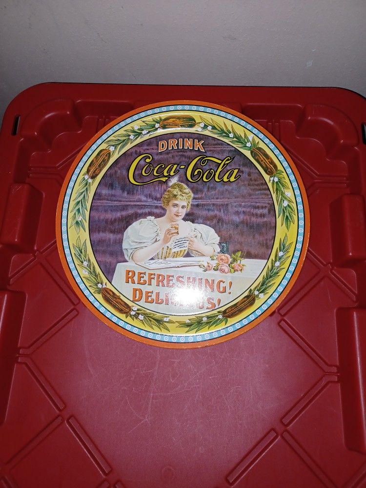 VINTAGE 1977 COCA COLA TRAY GREAT SHAPE  12.25" IN DIAMETER 